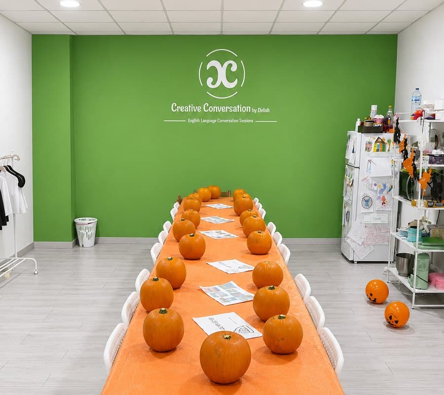 Aula de Creative Conversation by Delish en Ribeira preparada para una sesión de inglés temática de Halloween